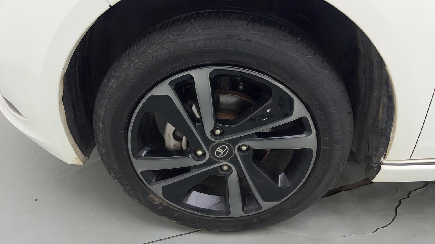 Used 2025 Tata Altroz Racer R2 Petrol Manual tyres LEFT FRONT TYRE RIM VIEW