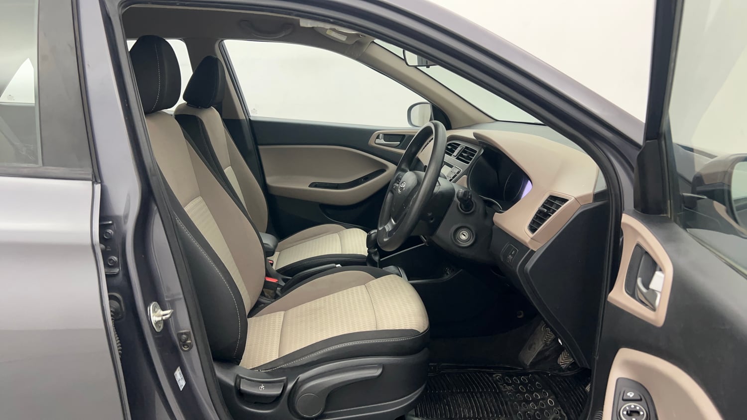 Used 2018 Hyundai Elite i20 Sportz 1.2 Petrol Manual interior RIGHT SIDE FRONT DOOR CABIN VIEW