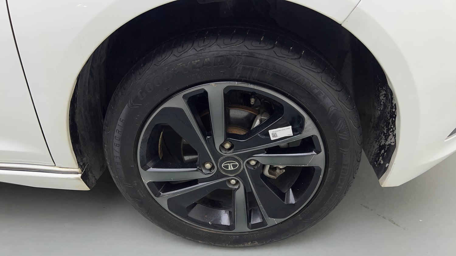 Used 2025 Tata Altroz Racer R2 Petrol Manual tyres RIGHT FRONT TYRE RIM VIEW