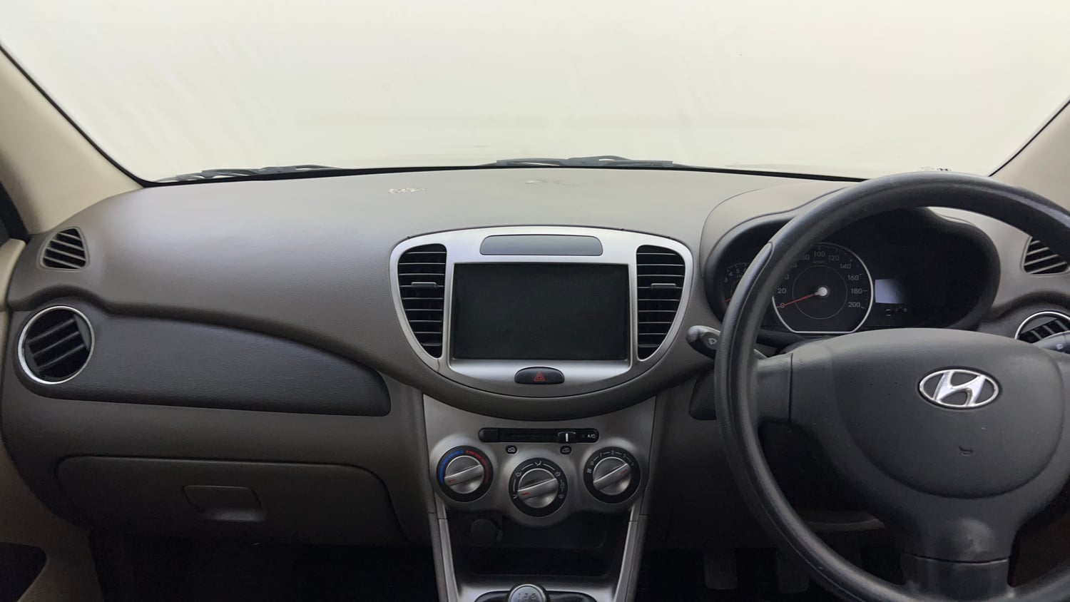 Used 2013 Hyundai i10 Magna 1.2 Kappa2 Petrol Manual interior MUSIC SYSTEM & AC CONTROL VIEW
