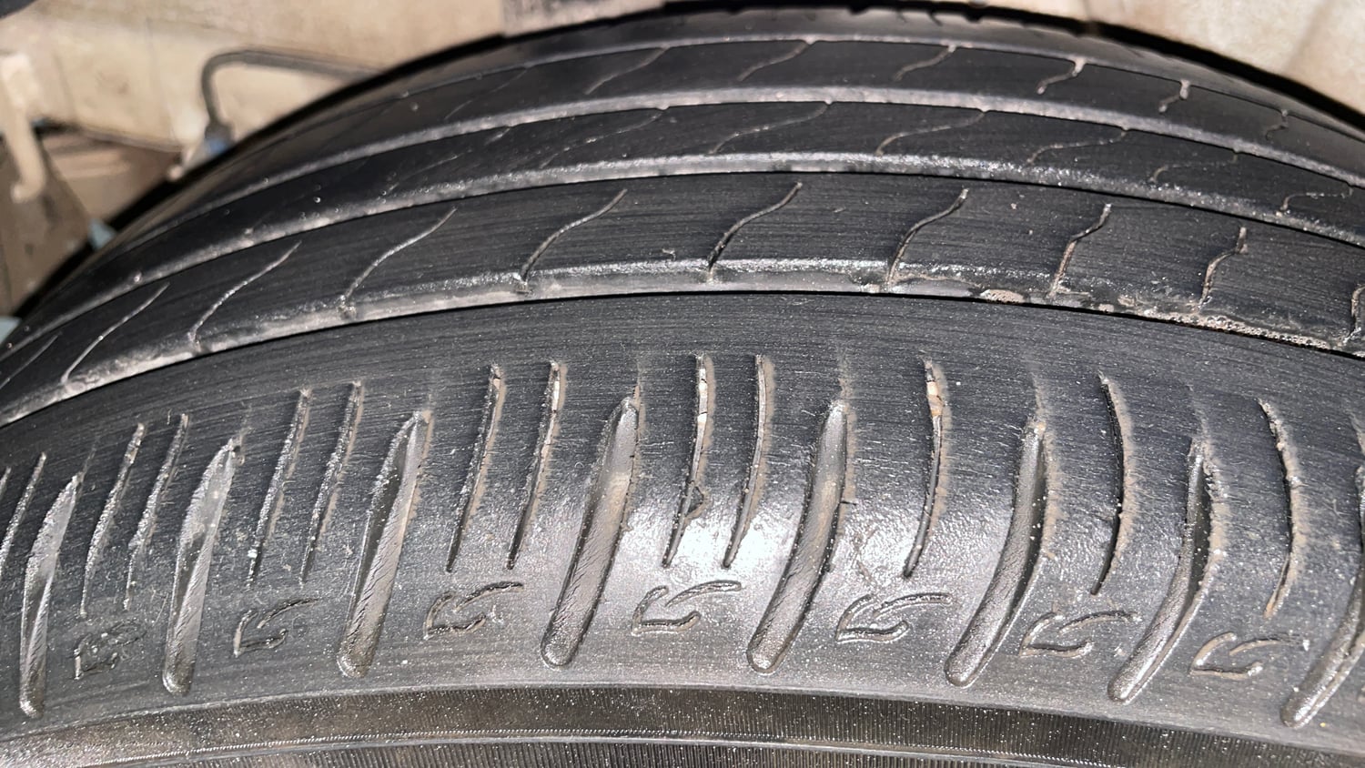 Used 2023 Hyundai Venue SX 1.5 CRDi Diesel Manual tyres RIGHT REAR TYRE TREAD VIEW