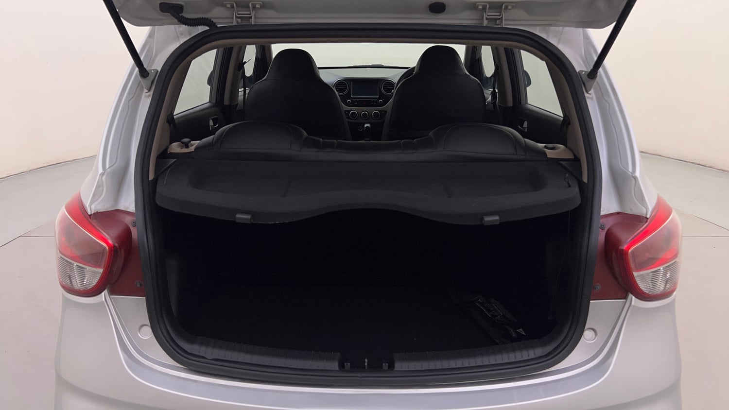 Used 2018 Hyundai Grand i10 Sportz AT 1.2 Kappa VTVT Petrol Automatic interior DICKY INSIDE VIEW