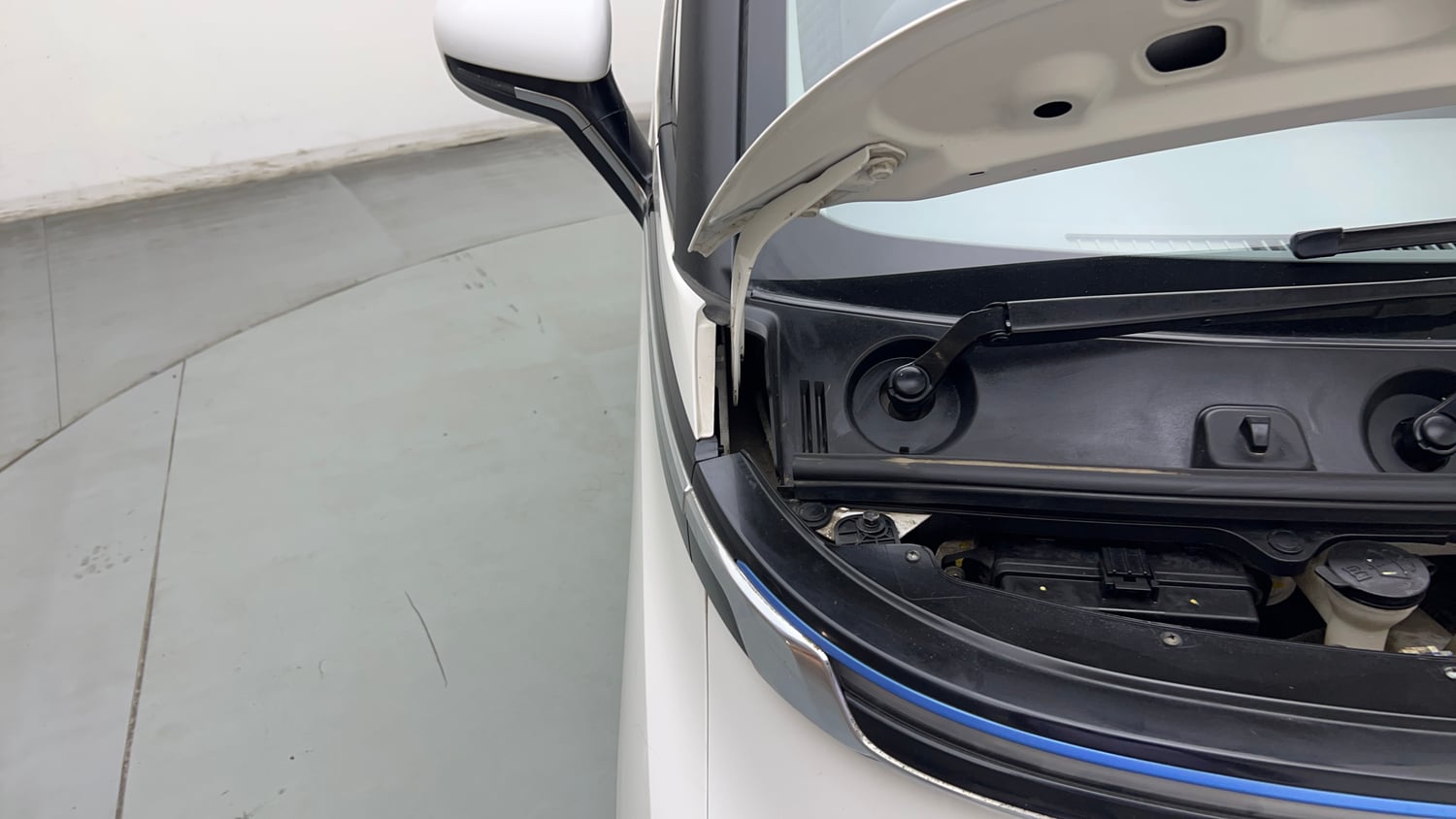 Used 2024 MG Motors Comet EV Excite FC Electric Automatic engine ENGINE RIGHT SIDE HINGE & APRON VIEW
