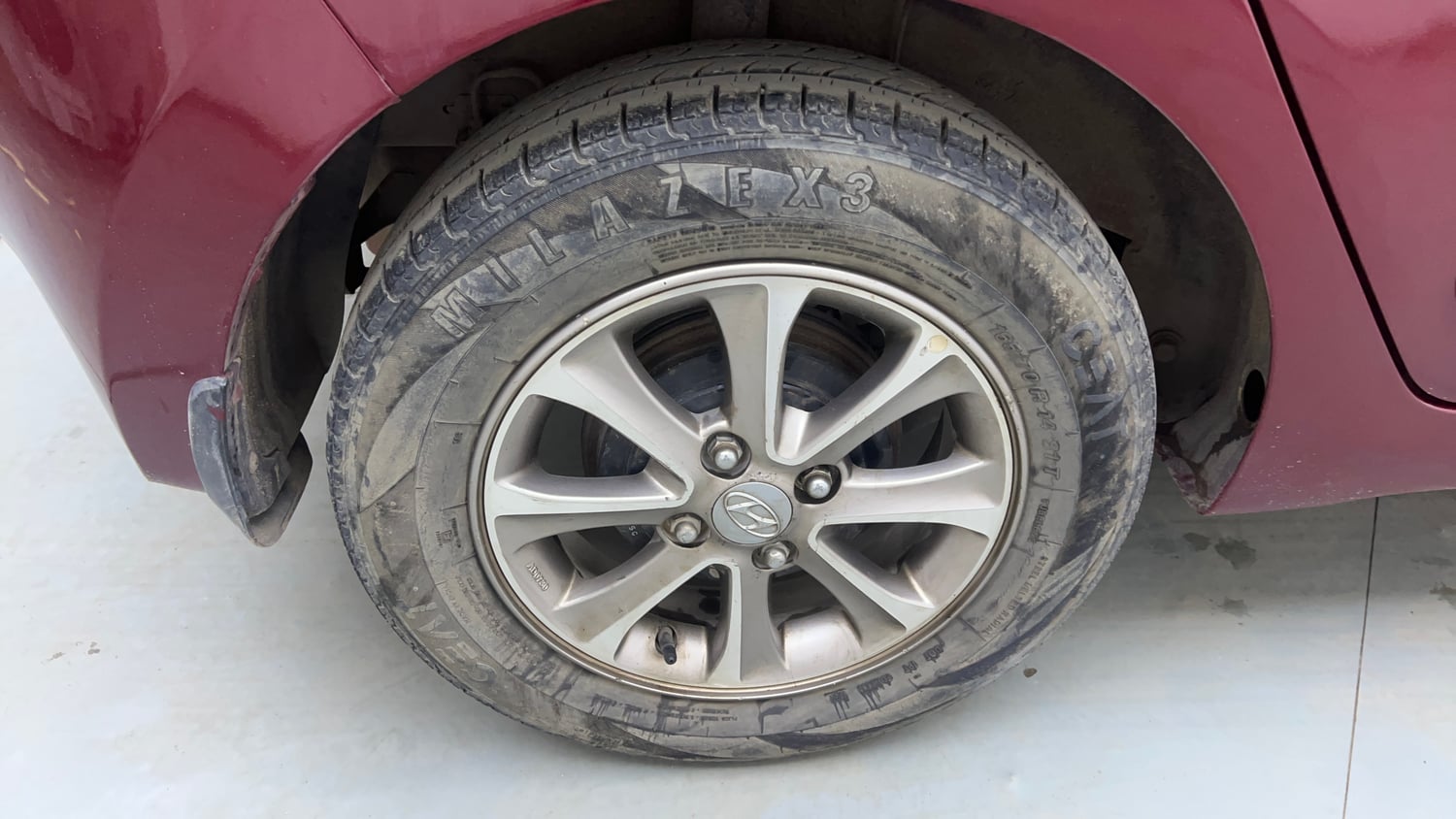 Used 2017 Hyundai Grand i10 Asta AT 1.2 Kappa VTVT (O) Petrol Automatic tyres RIGHT REAR TYRE RIM VIEW