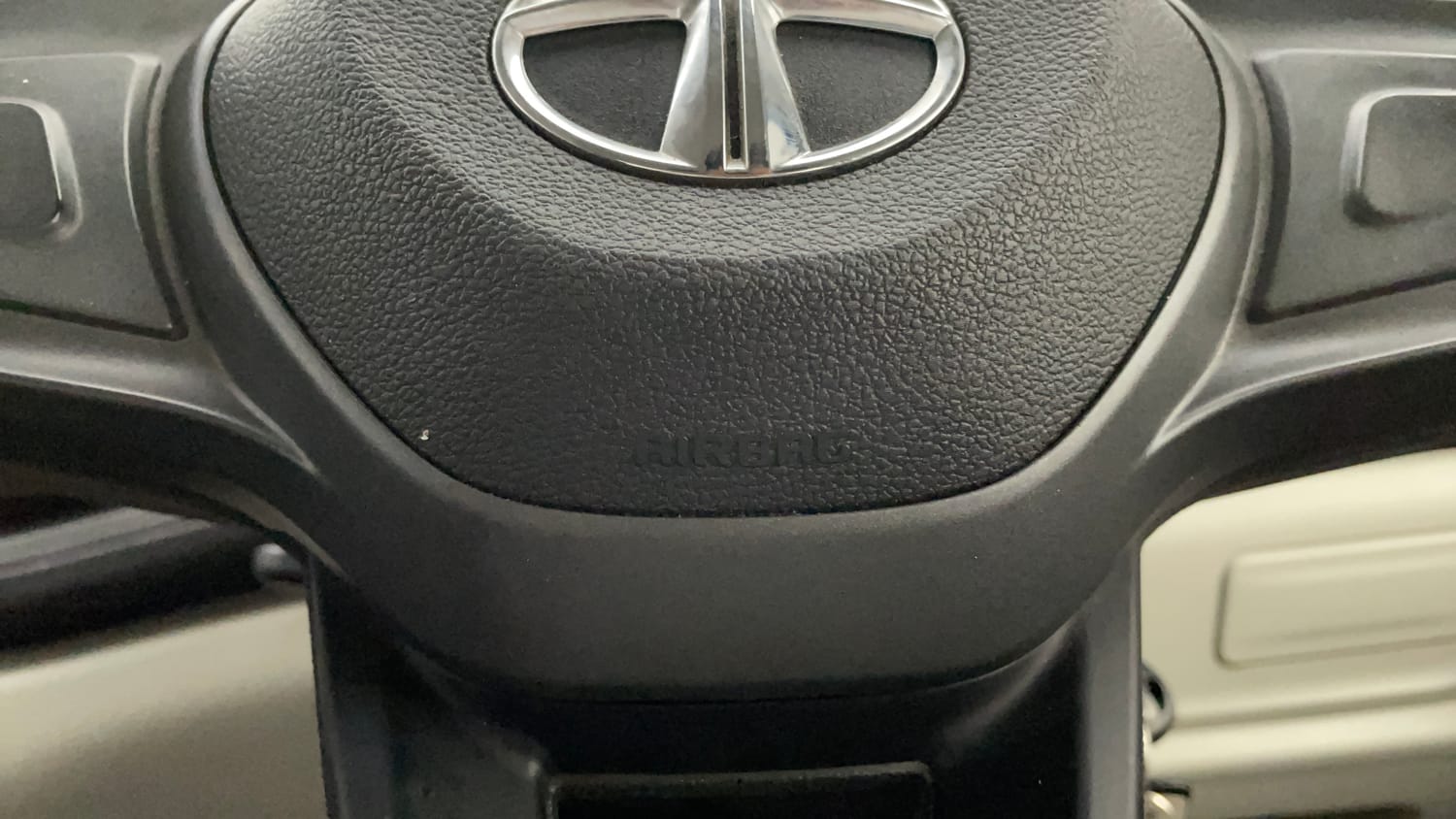Used 2022 Tata Altroz XE Plus Petrol Petrol Manual top_features Airbags
