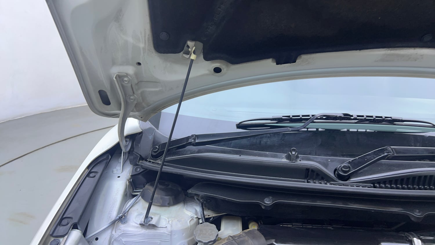 Used 2016 Maruti Suzuki Baleno Delta 1.2 Petrol Manual engine ENGINE RIGHT SIDE HINGE & APRON VIEW