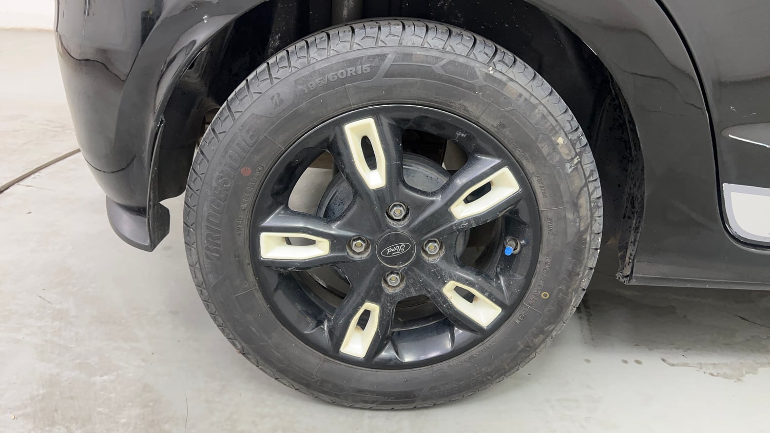 Used 2017 Ford Figo Titanium 1.2 Ti-VCT Petrol Manual tyres RIGHT REAR TYRE RIM VIEW