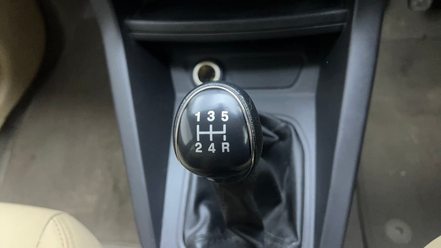 Used 2017 Ford Figo Aspire Titanium 1.2 Ti-VCT Petrol Manual interior GEAR  KNOB VIEW