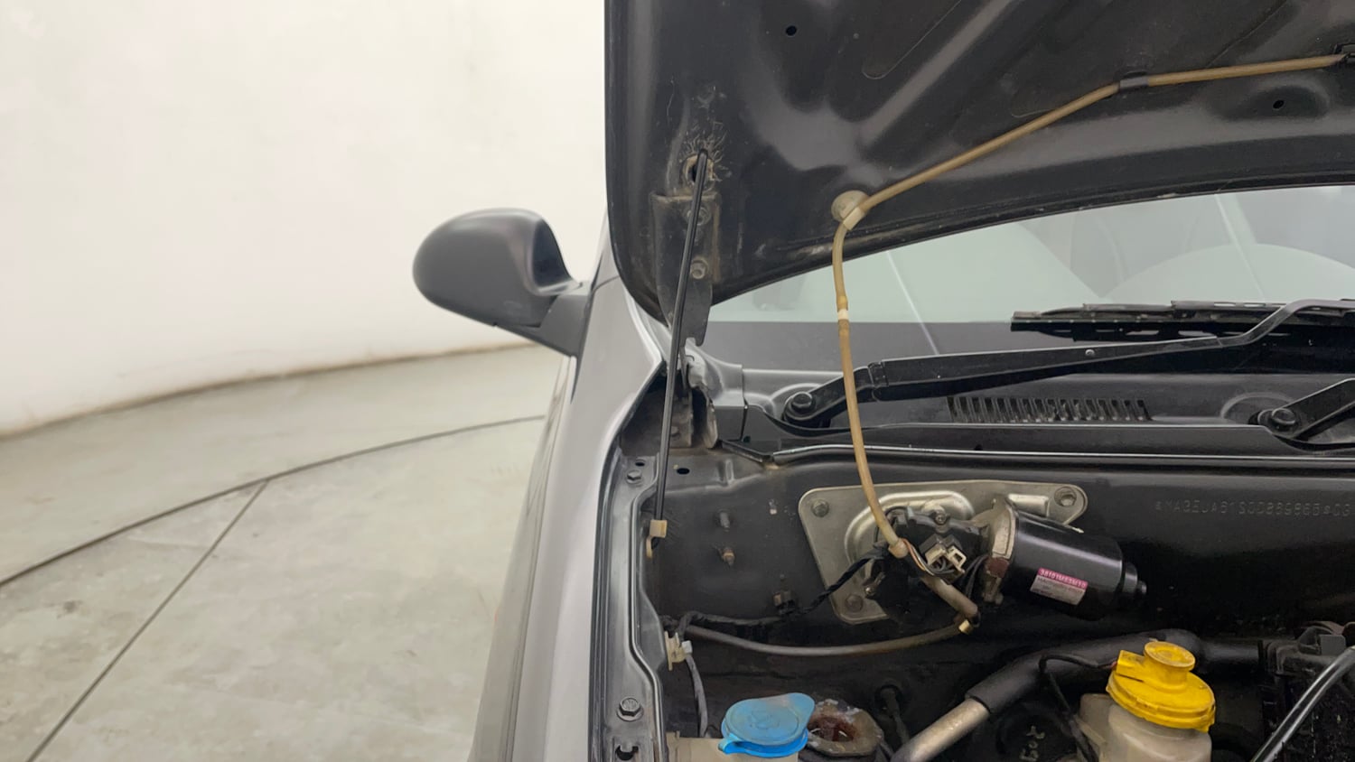 Used 2016 Maruti Suzuki Alto 800 Lxi Petrol Manual engine ENGINE RIGHT SIDE HINGE & APRON VIEW