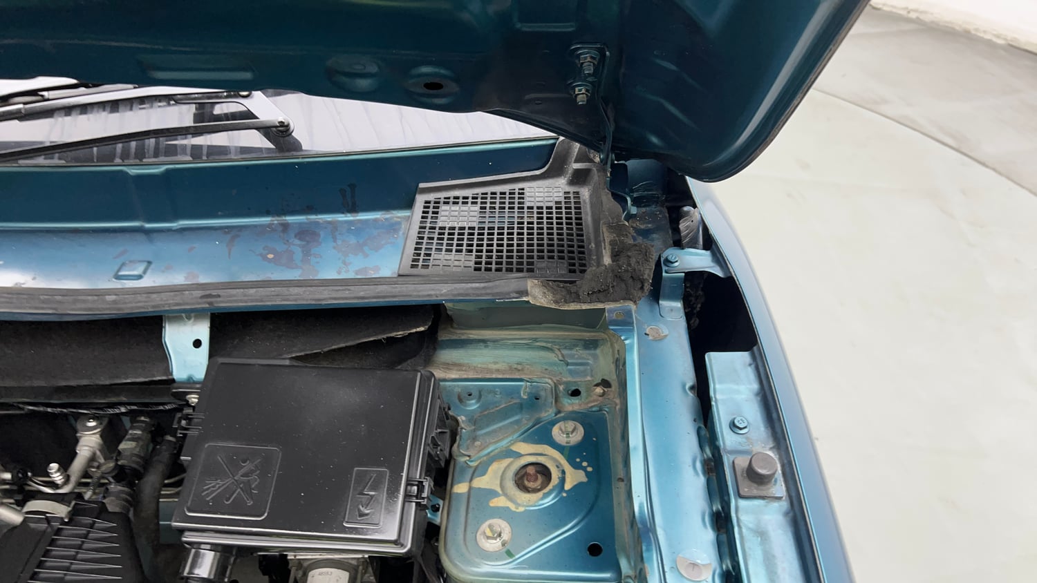Used 2022 Renault Kwid RXT 1.0 AMT (O) Petrol Automatic engine ENGINE LEFT SIDE HINGE & APRON VIEW