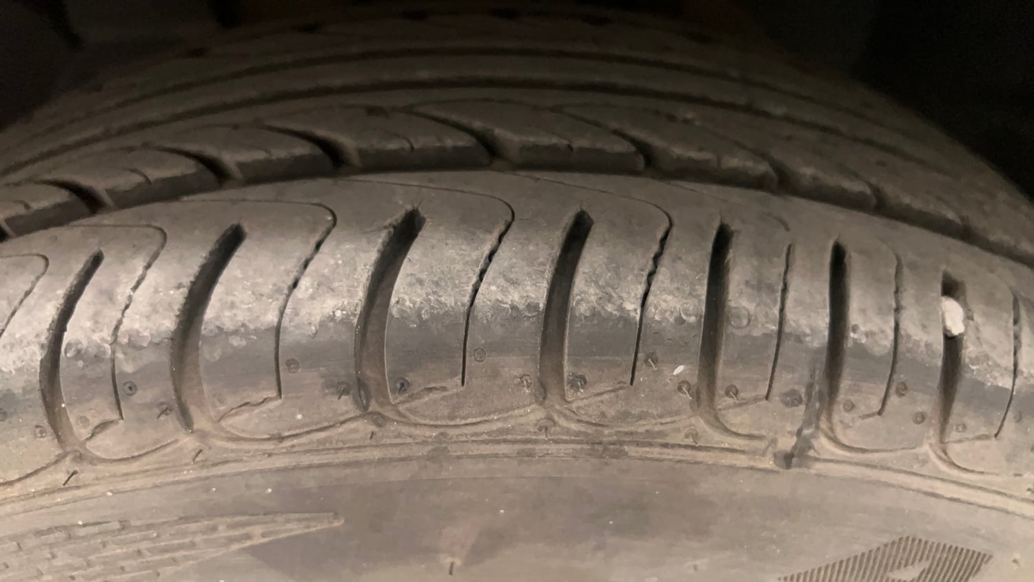 Used 2018 Ford EcoSport Titanium 1.5L Ti-VCT Petrol Manual tyres LEFT FRONT TYRE TREAD VIEW