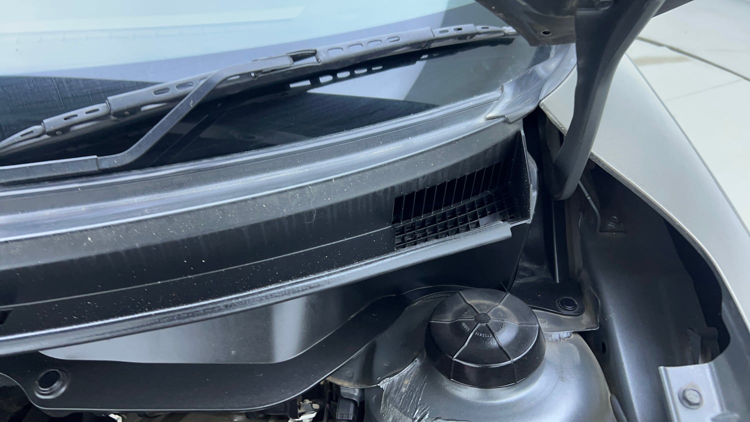 Used 2018 Maruti Suzuki Swift VXi AMT Petrol Automatic engine ENGINE LEFT SIDE HINGE & APRON VIEW