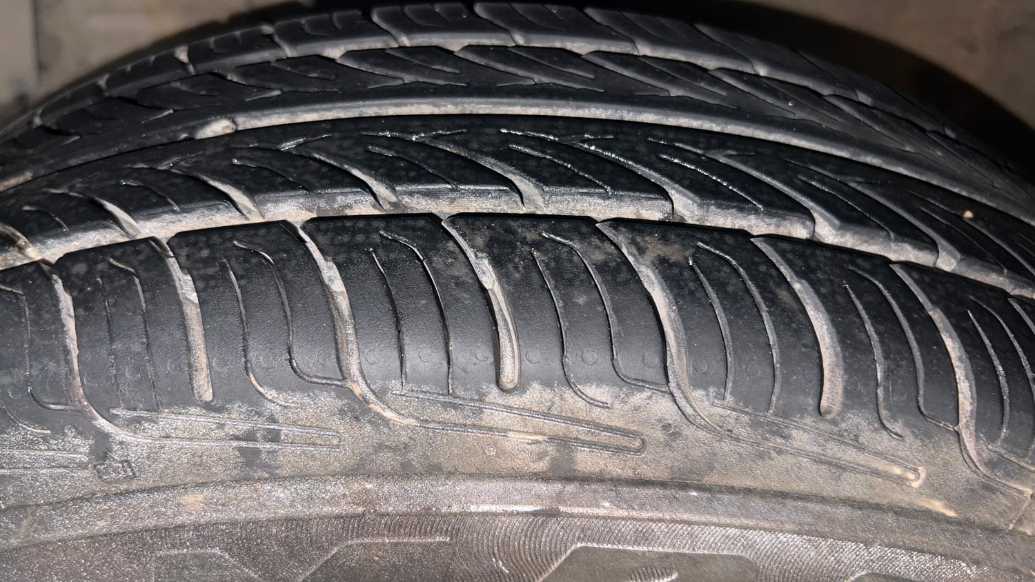 Used 2014 Maruti Suzuki Swift VXi Petrol Manual tyres LEFT FRONT TYRE TREAD VIEW