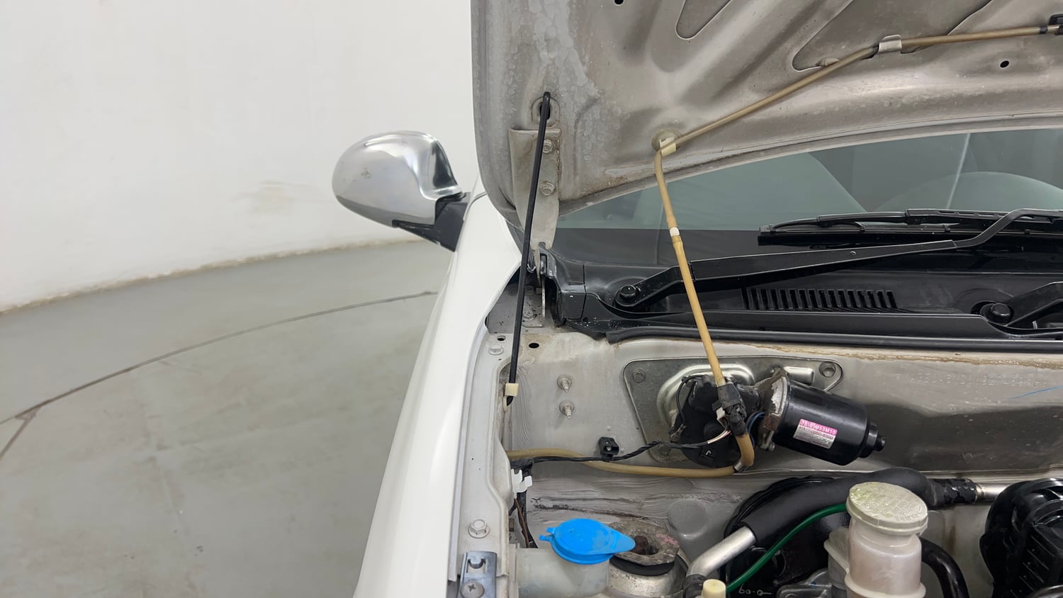 Used 2016 Maruti Suzuki Alto 800 VXi Petrol Manual engine ENGINE RIGHT SIDE HINGE & APRON VIEW
