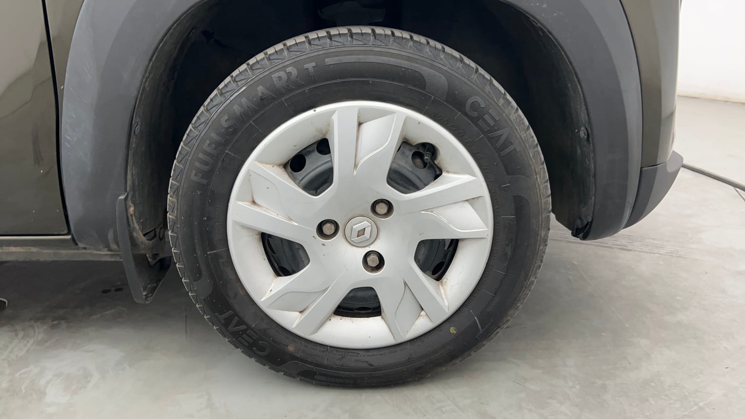 Used 2024 Renault Kwid RXT 1.0L Petrol Manual tyres RIGHT FRONT TYRE RIM VIEW