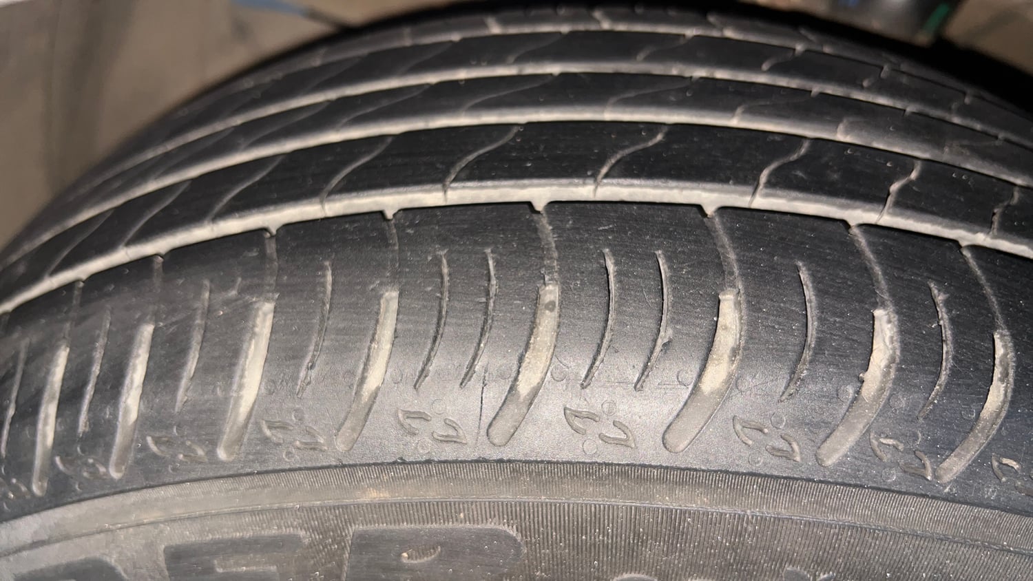 Used 2024 Maruti Suzuki XL6 Zeta MT CNG Cng Manual tyres LEFT FRONT TYRE TREAD VIEW