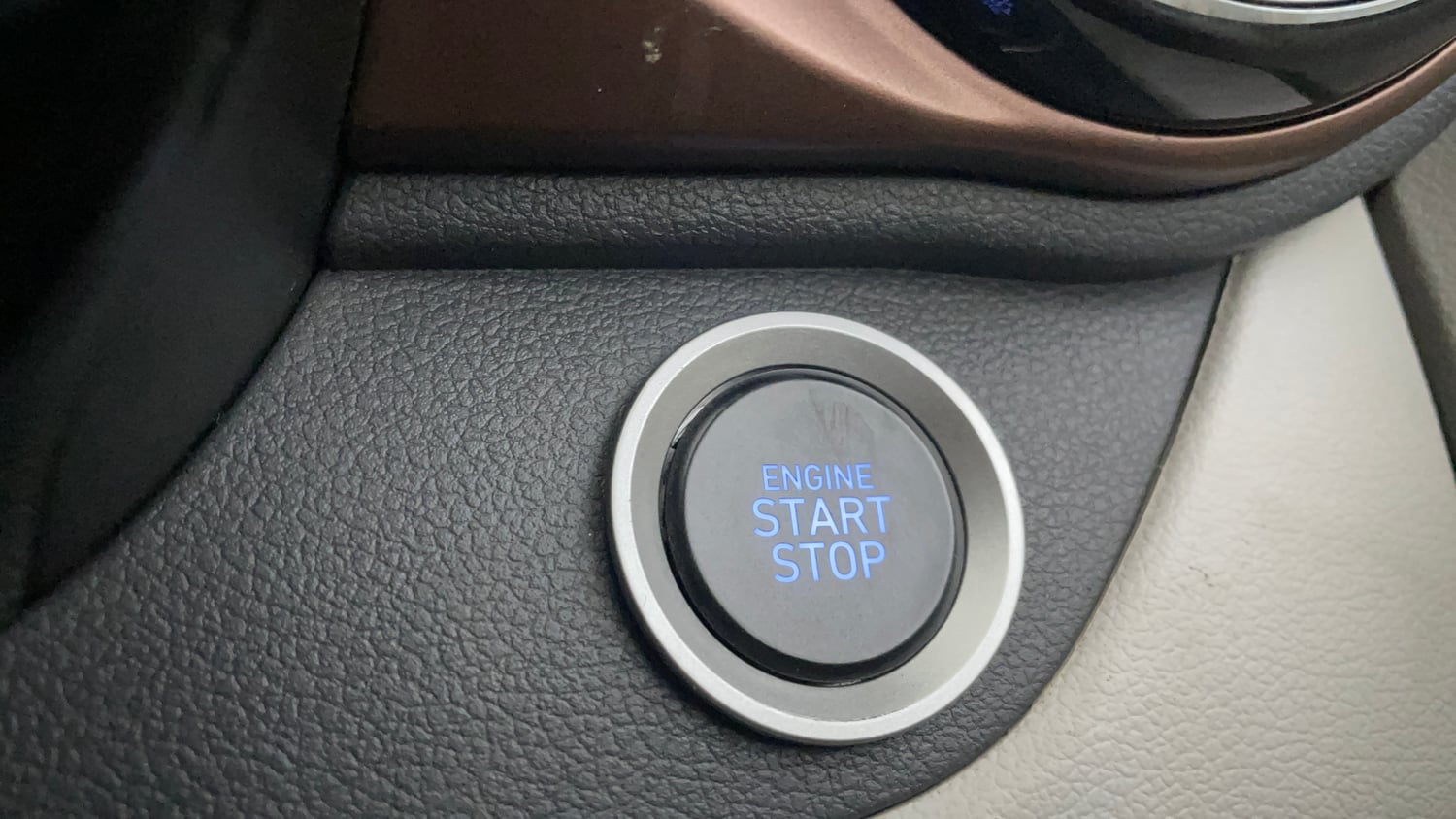 Used 2024 Hyundai Aura SX 1.2 (O) Petrol Petrol Manual top_features Keyless start