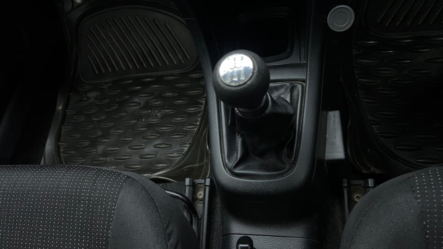 Used 2013 Maruti Suzuki Swift LXi Petrol Manual interior GEAR  KNOB VIEW