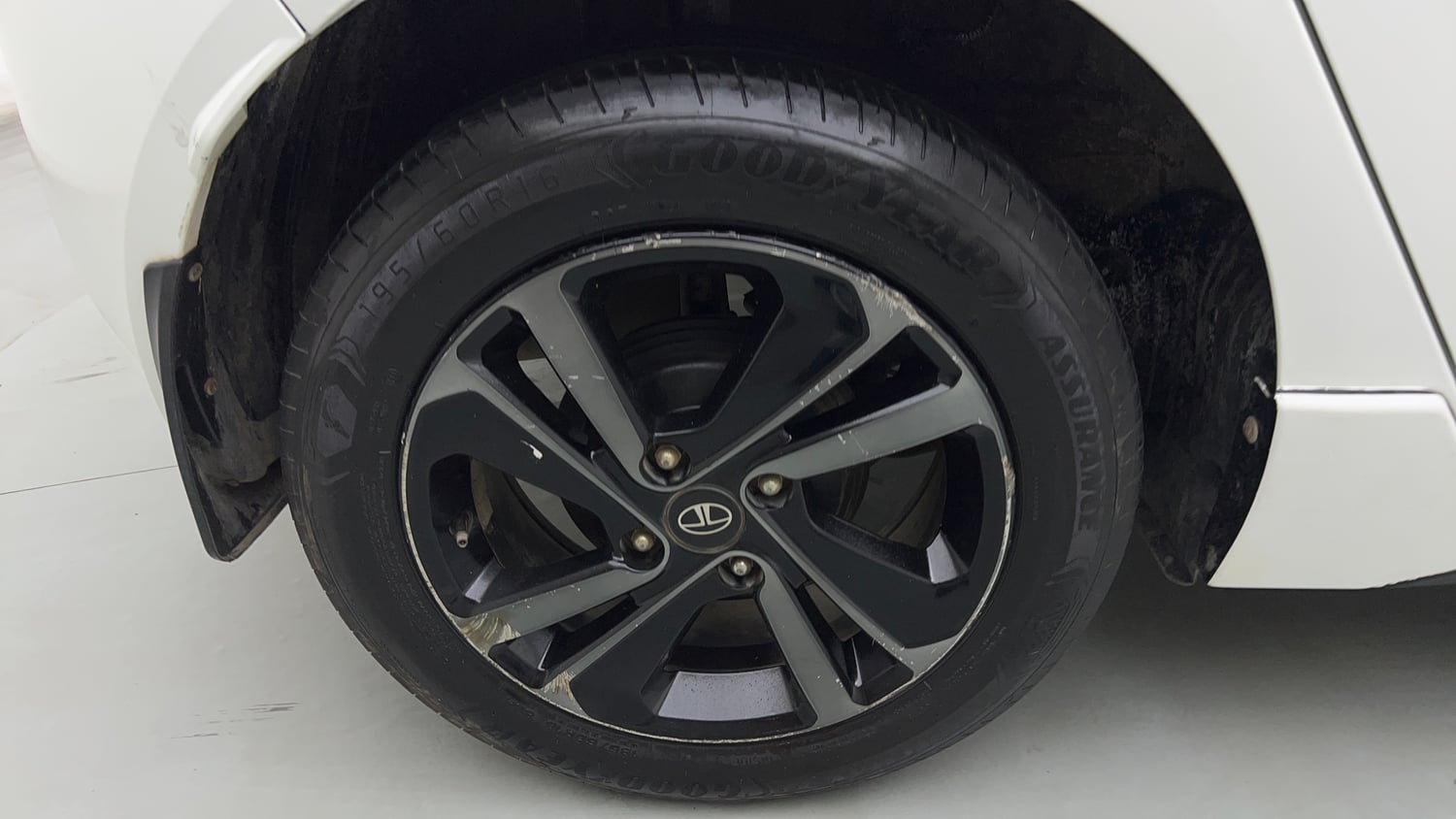 Used 2025 Tata Altroz Racer R2 Petrol Manual tyres RIGHT REAR TYRE RIM VIEW
