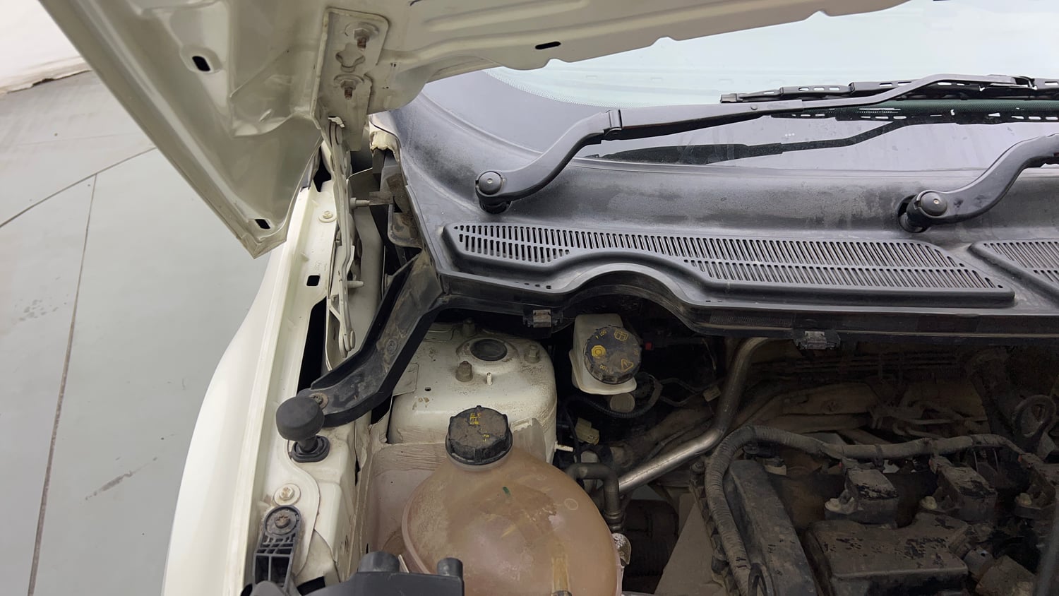 Used 2019 Ford EcoSport Titanium 1.5L Ti-VCT Petrol Manual engine ENGINE RIGHT SIDE HINGE & APRON VIEW