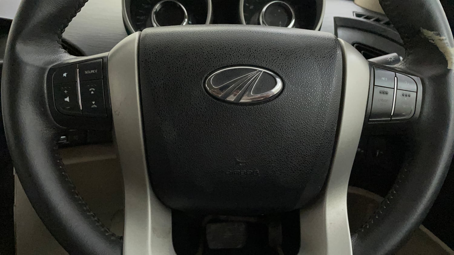 Used 2016 Mahindra XUV500 W8 AT Diesel Automatic top_features Airbags