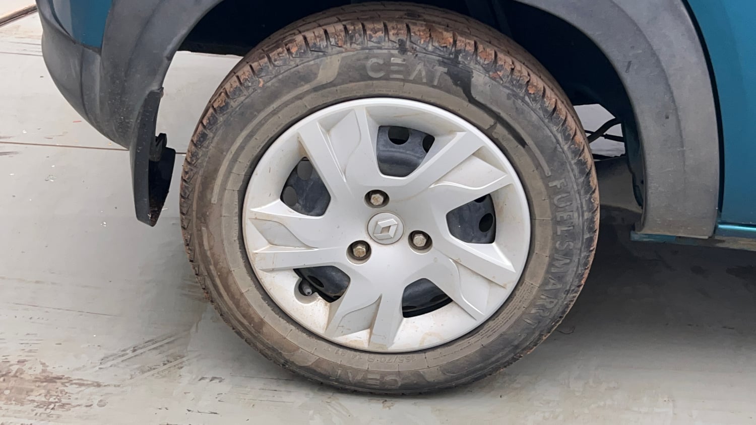 Used 2022 Renault Kwid RXT 1.0 AMT Petrol Automatic tyres RIGHT REAR TYRE RIM VIEW