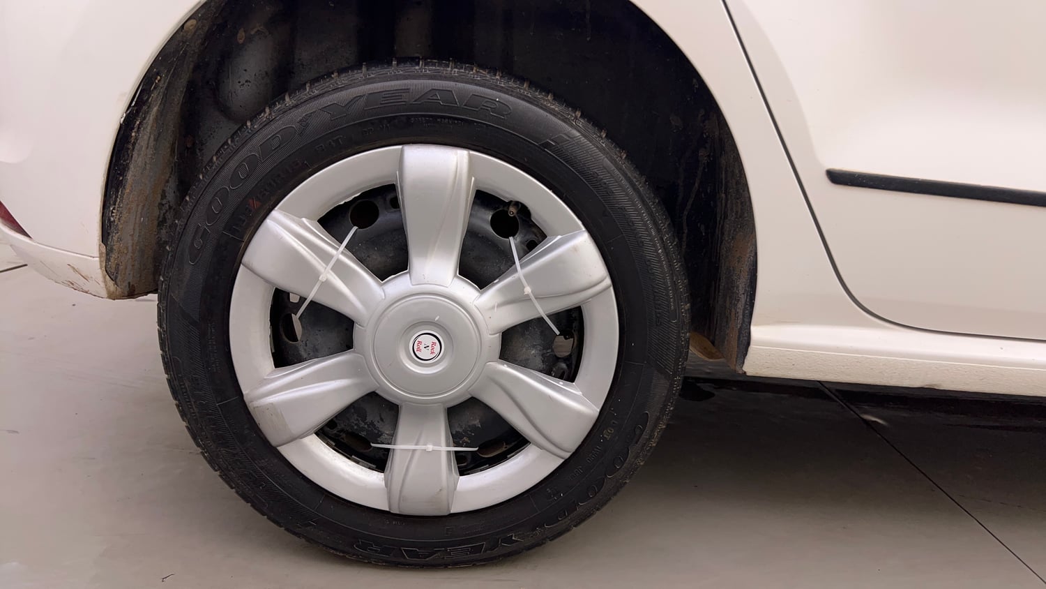 Used 2018 Volkswagen Polo Comfortline 1.0L (P) Petrol Manual tyres RIGHT REAR TYRE RIM VIEW