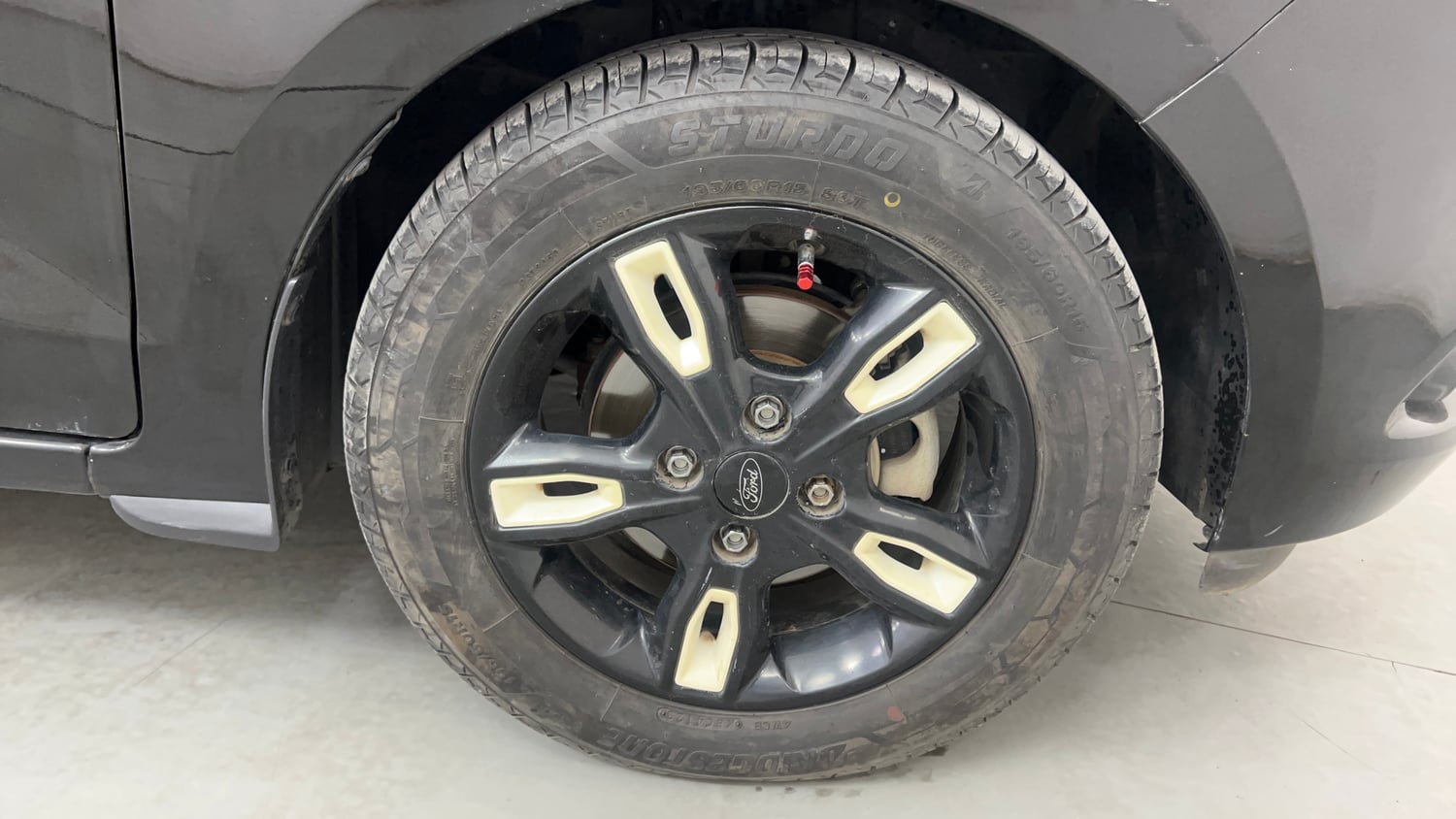 Used 2017 Ford Figo Titanium 1.2 Ti-VCT Petrol Manual tyres RIGHT FRONT TYRE RIM VIEW