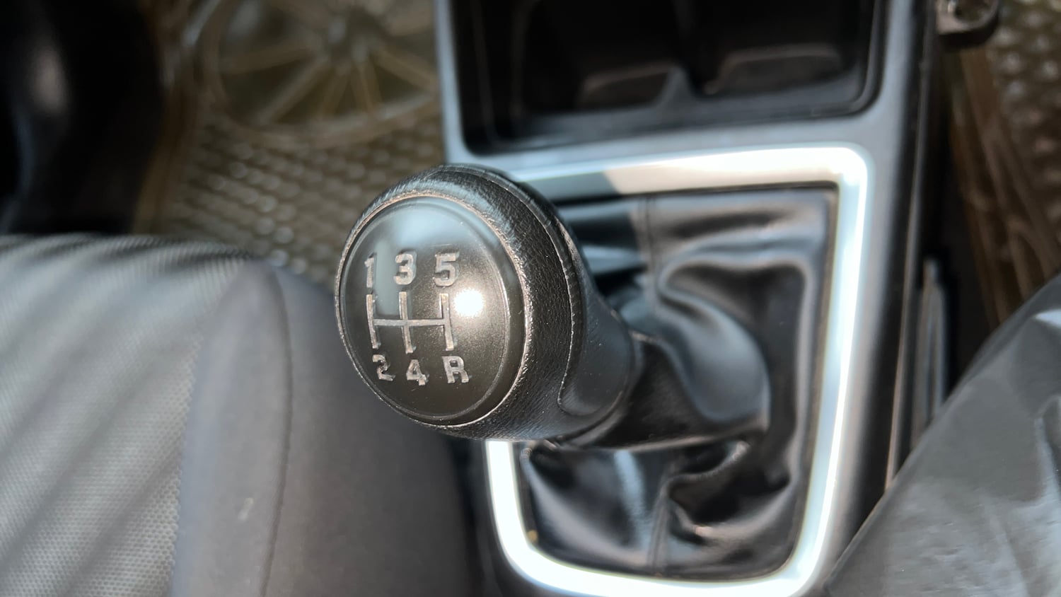 Used 2023 Maruti Suzuki Swift LXi Petrol Manual interior GEAR  KNOB VIEW