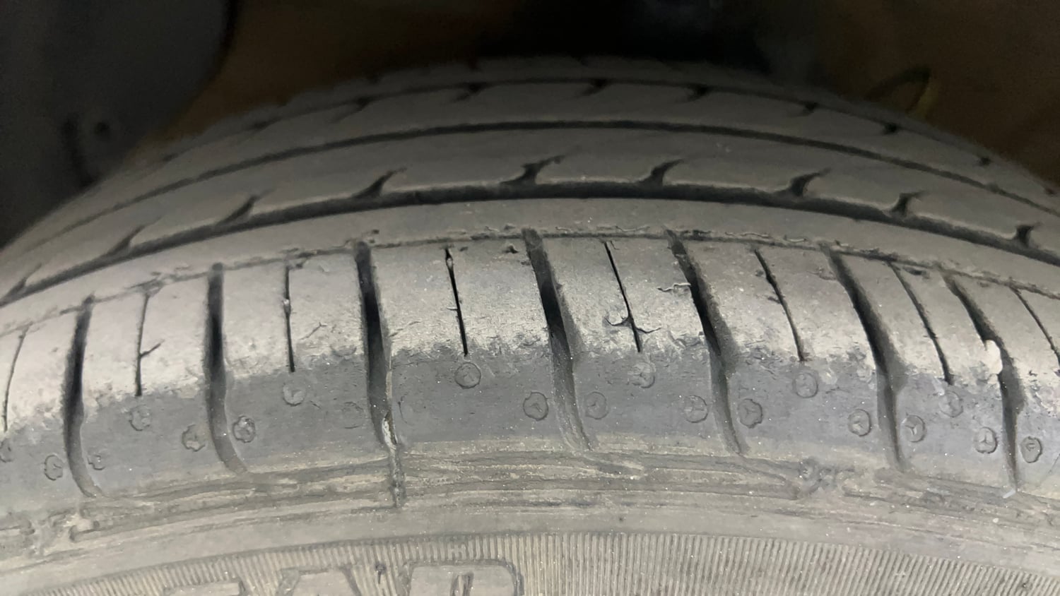 Used 2024 Hyundai Aura SX 1.2 CNG Cng Manual tyres LEFT FRONT TYRE TREAD VIEW