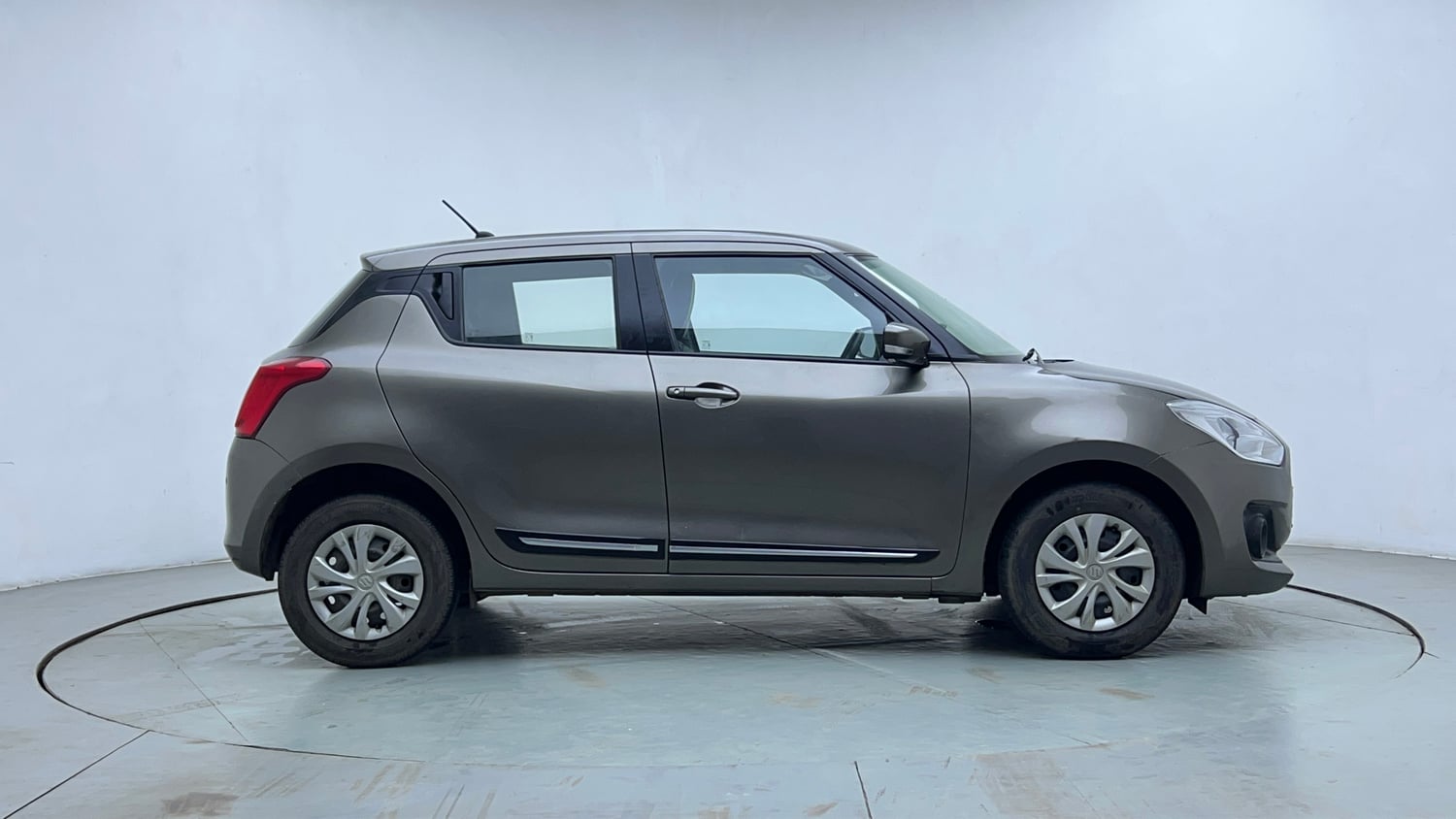 Used 2018 Maruti Suzuki Swift VXi AMT Petrol Automatic exterior RIGHT SIDE VIEW