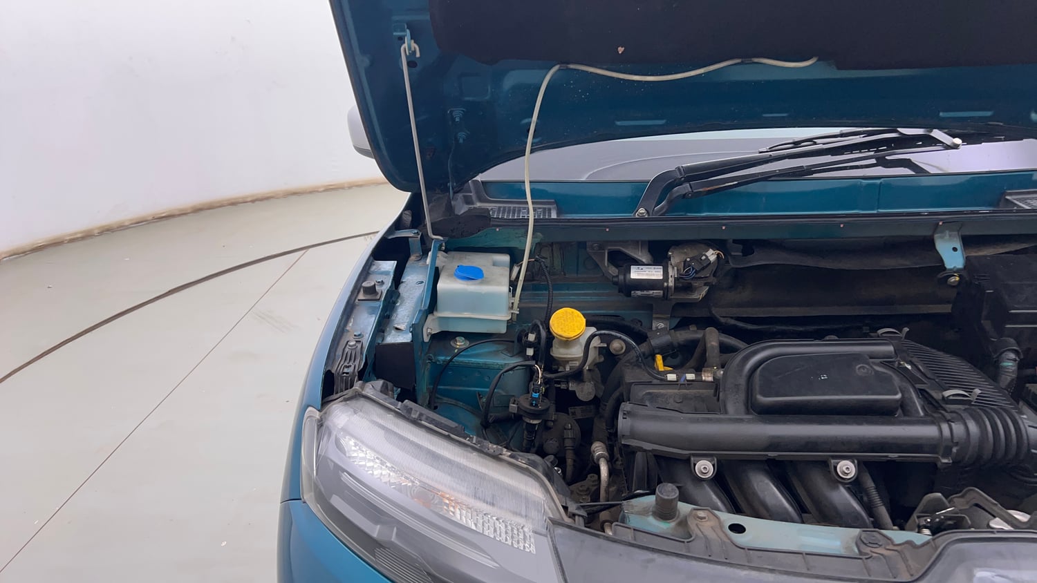 Used 2022 Renault Kwid RXT 1.0 AMT Petrol Automatic engine ENGINE RIGHT SIDE HINGE & APRON VIEW