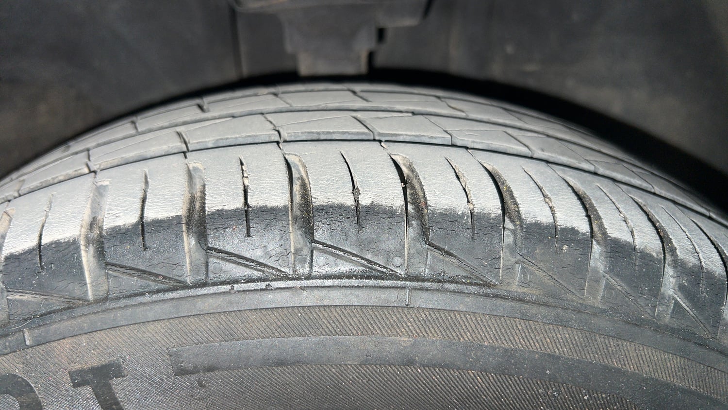 Used 2024 Renault Kwid RXT 1.0L Petrol Manual tyres RIGHT FRONT TYRE TREAD VIEW