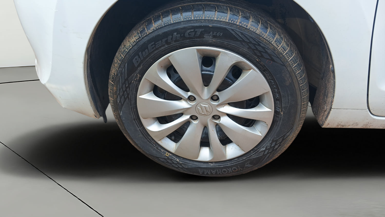 Used 2017 Maruti Suzuki Baleno Delta 1.2 Petrol Manual tyres LEFT FRONT TYRE RIM VIEW
