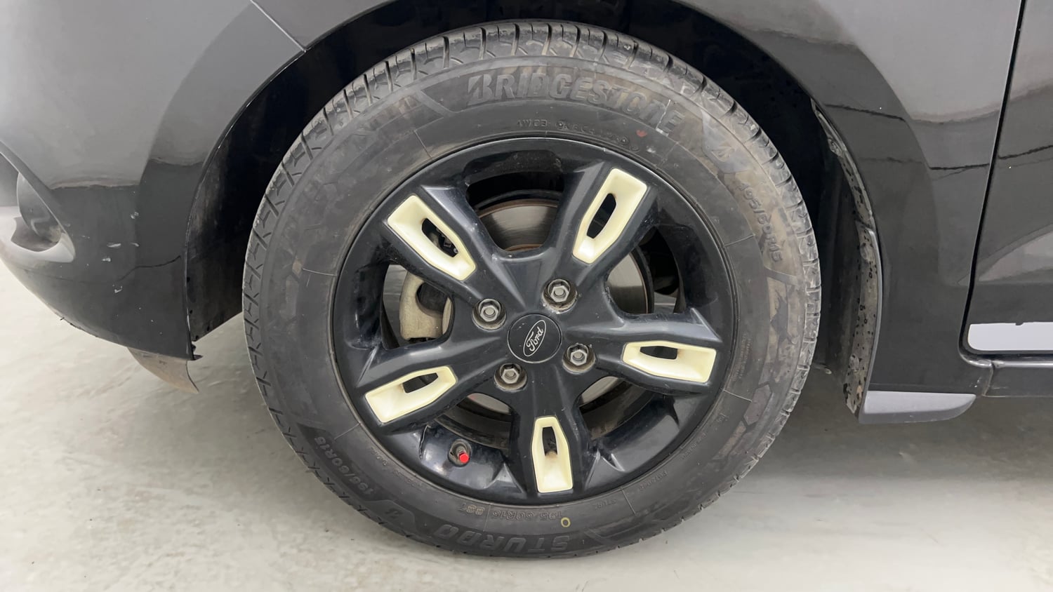 Used 2017 Ford Figo Titanium 1.2 Ti-VCT Petrol Manual tyres LEFT FRONT TYRE RIM VIEW