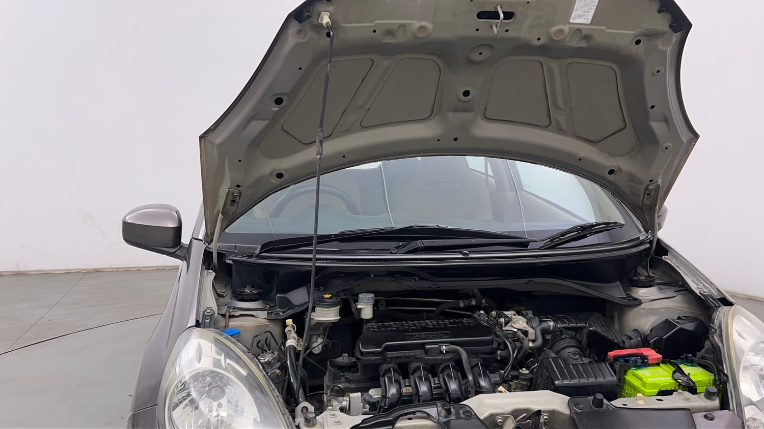 Used 2013 Honda Brio S MT Petrol Manual engine ENGINE RIGHT SIDE HINGE & APRON VIEW