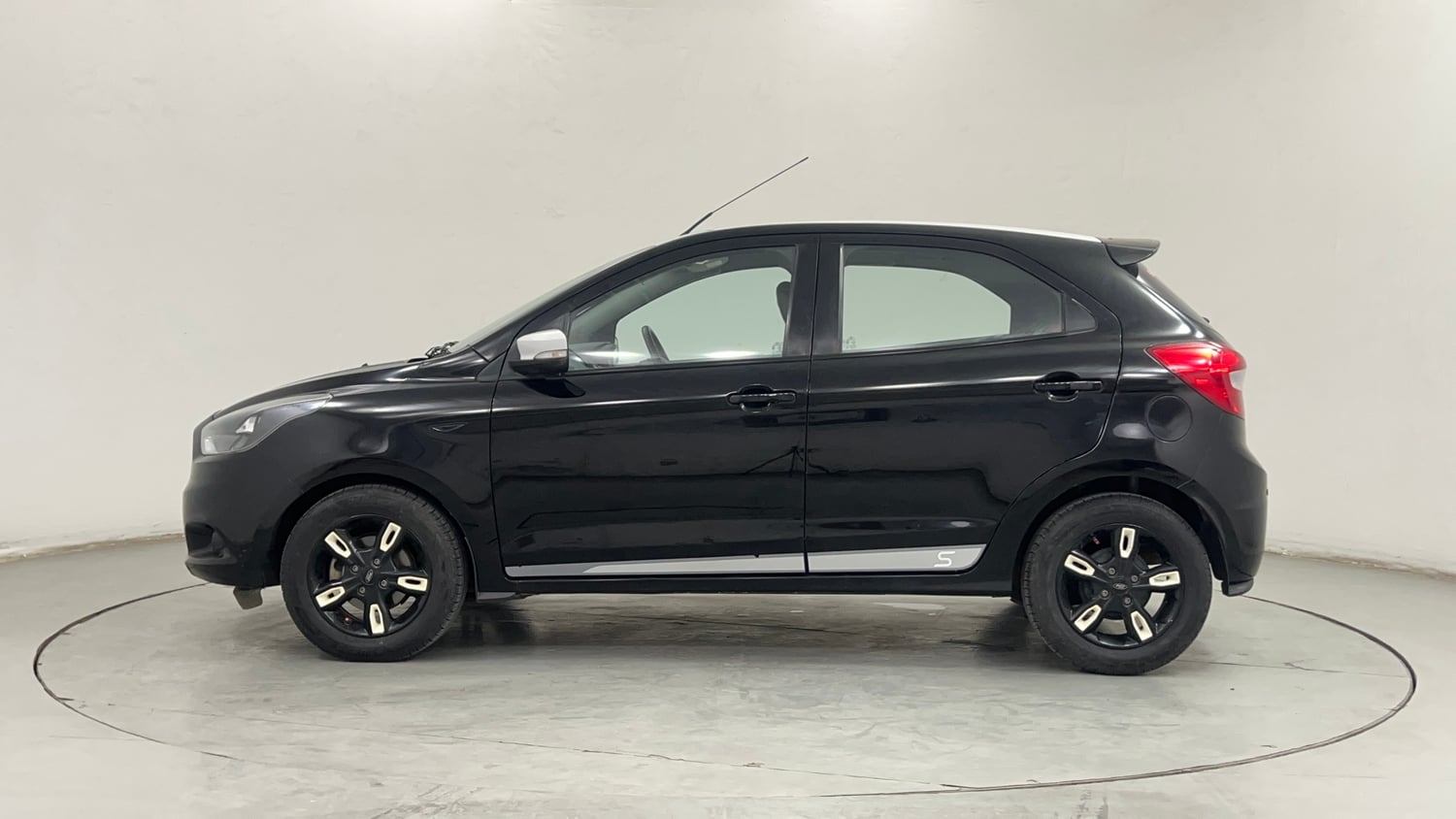 Used 2017 Ford Figo Titanium 1.2 Ti-VCT Petrol Manual exterior LEFT SIDE VIEW