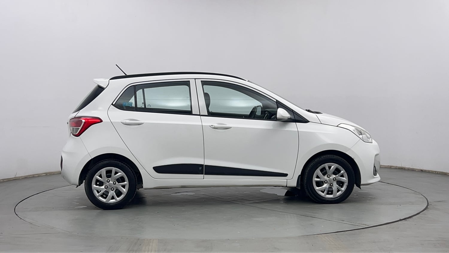 Used 2018 Hyundai Grand i10 Sportz 1.2 Kappa VTVT Petrol Manual exterior RIGHT SIDE VIEW