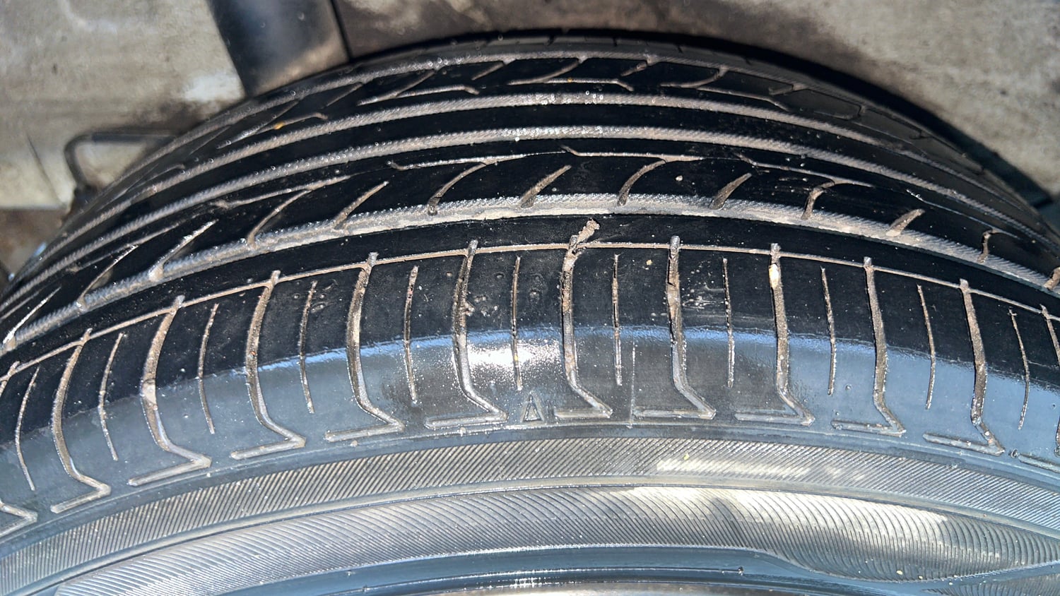 Used 2019 Hyundai Venue SX Plus 1.0 Turbo DCT Petrol Automatic tyres RIGHT REAR TYRE TREAD VIEW