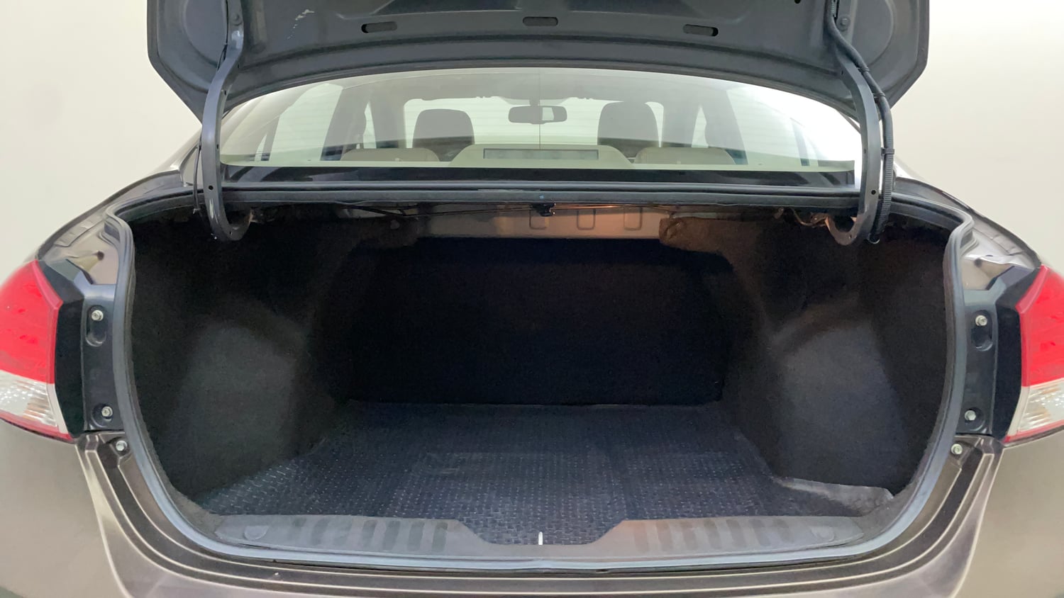 Used 2018 Maruti Suzuki Ciaz Zeta 1.4 AT Petrol Automatic interior DICKY INSIDE VIEW