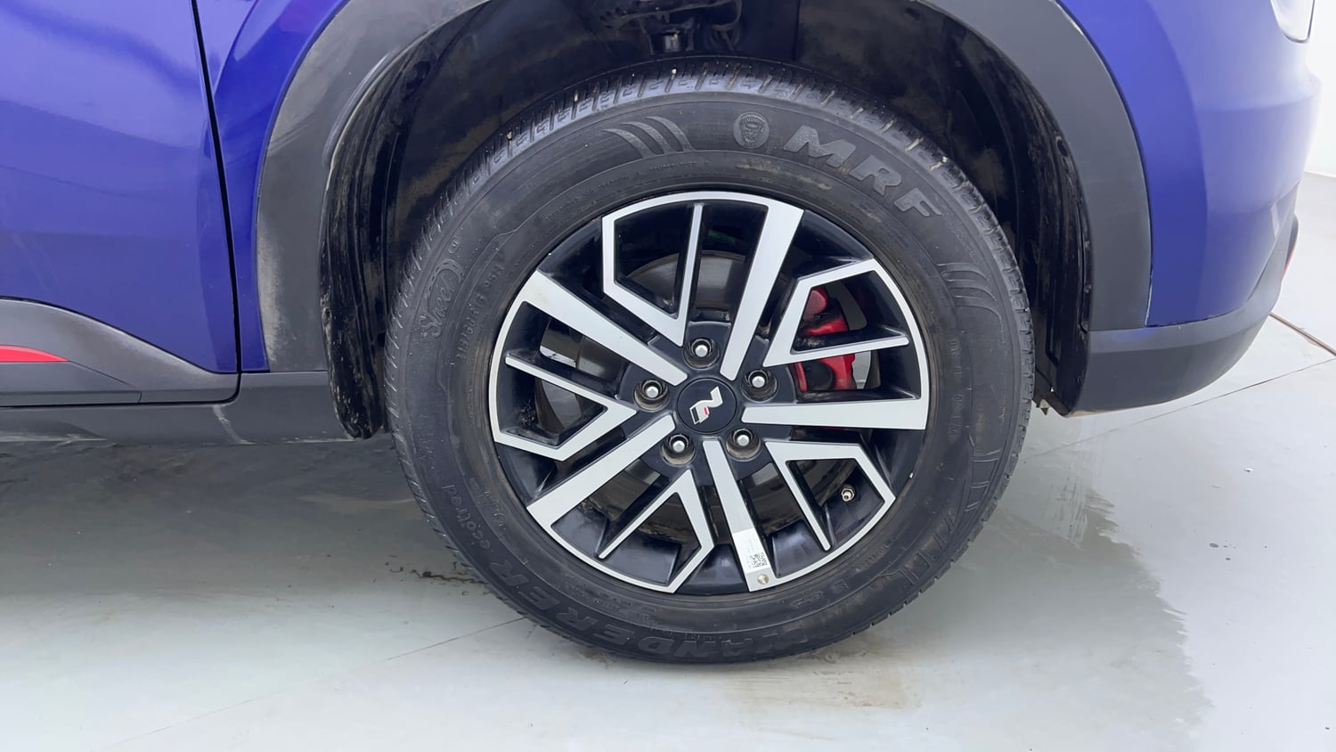 Used 2022 Hyundai Venue N-Line N6 DCT Dual Tone Petrol Automatic tyres RIGHT FRONT TYRE RIM VIEW
