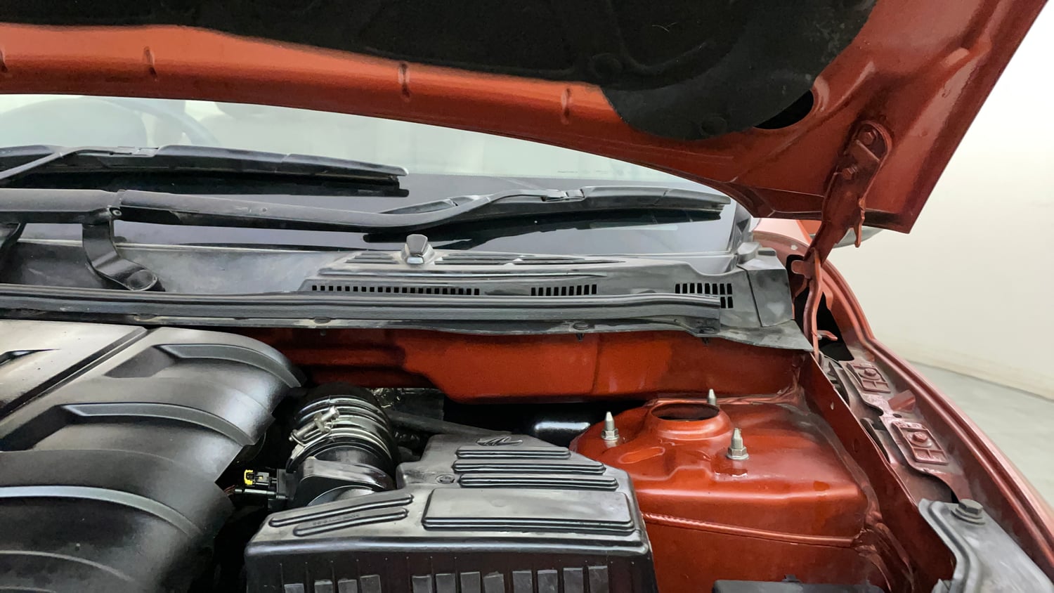 Used 2016 Mahindra XUV500 W8 AT Diesel Automatic engine ENGINE LEFT SIDE HINGE & APRON VIEW