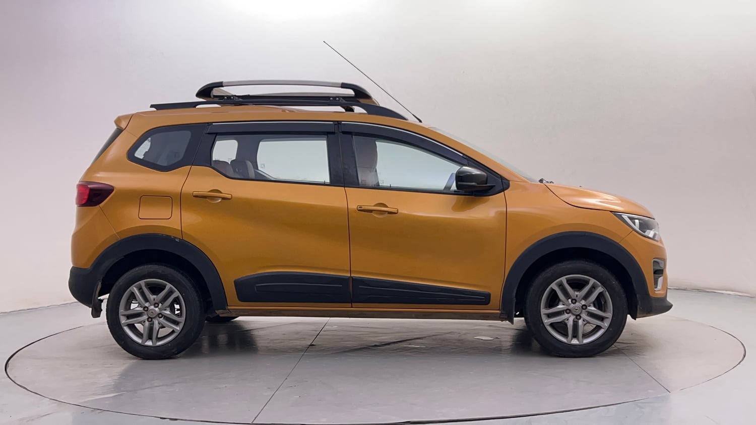 Used 2022 Renault Triber RXZ EASY-R AMT Petrol Automatic exterior RIGHT SIDE VIEW