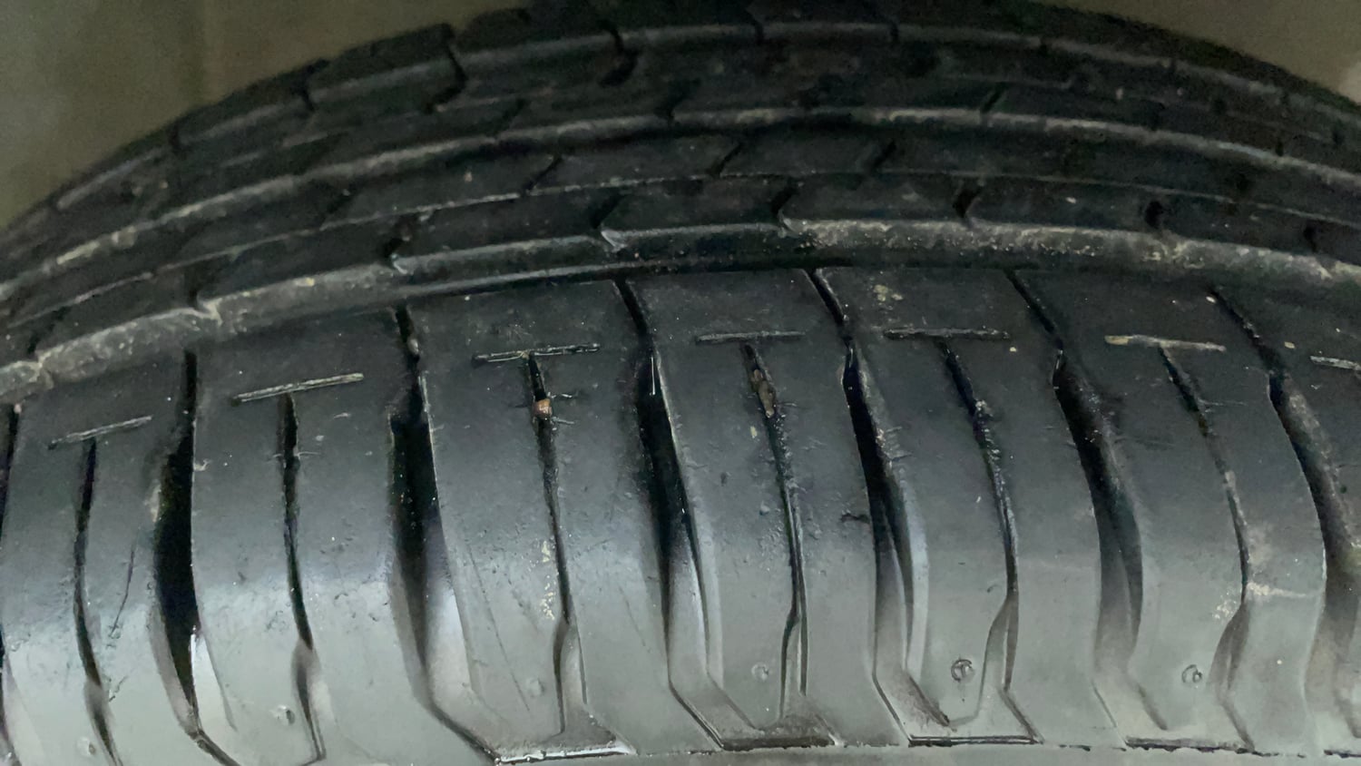Used 2022 Maruti Suzuki Ertiga ZXi AT Petrol Automatic tyres RIGHT FRONT TYRE TREAD VIEW