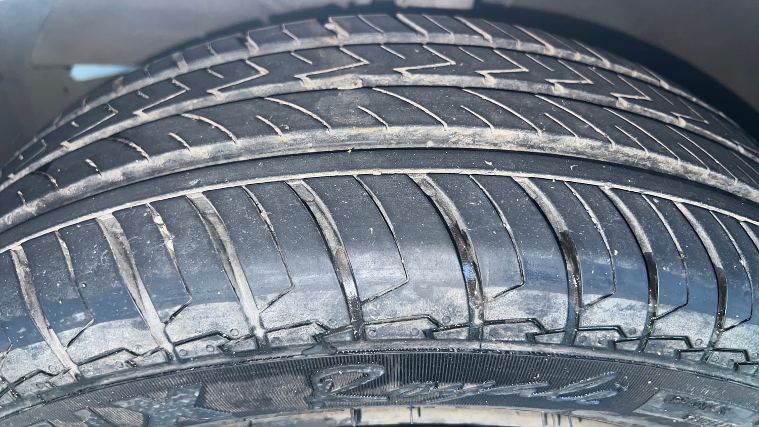 Used 2016 Maruti Suzuki Baleno Delta 1.2 Petrol Manual tyres LEFT FRONT TYRE TREAD VIEW