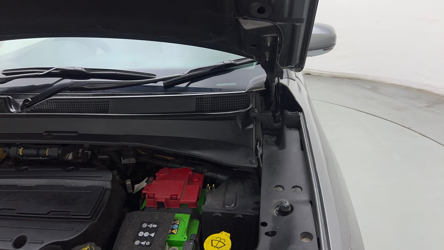 Used 2019 Jeep Compass Limited Plus Petrol AT Petrol Automatic engine ENGINE LEFT SIDE HINGE & APRON VIEW
