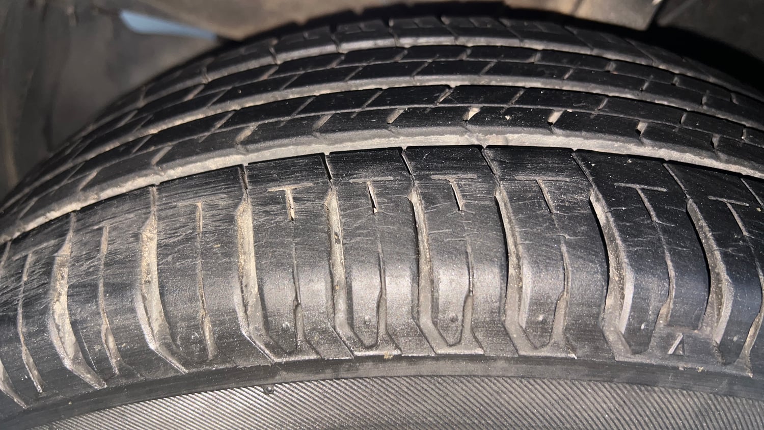 Used 2021 Maruti Suzuki New Ertiga ZXi Plus Petrol Manual tyres LEFT FRONT TYRE TREAD VIEW