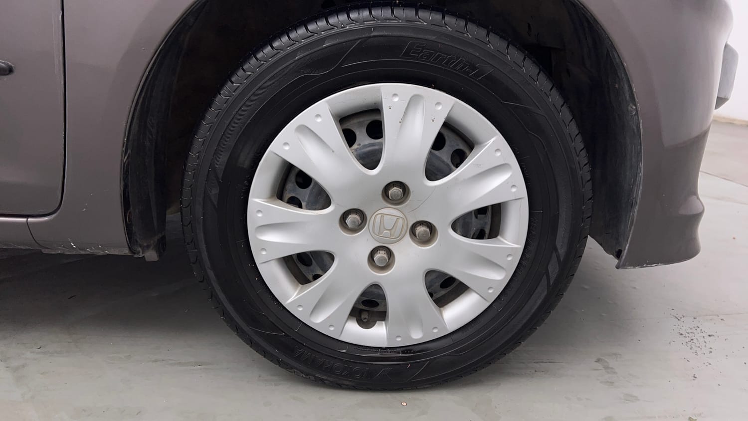 Used 2013 Honda Brio S MT Petrol Manual tyres RIGHT FRONT TYRE RIM VIEW
