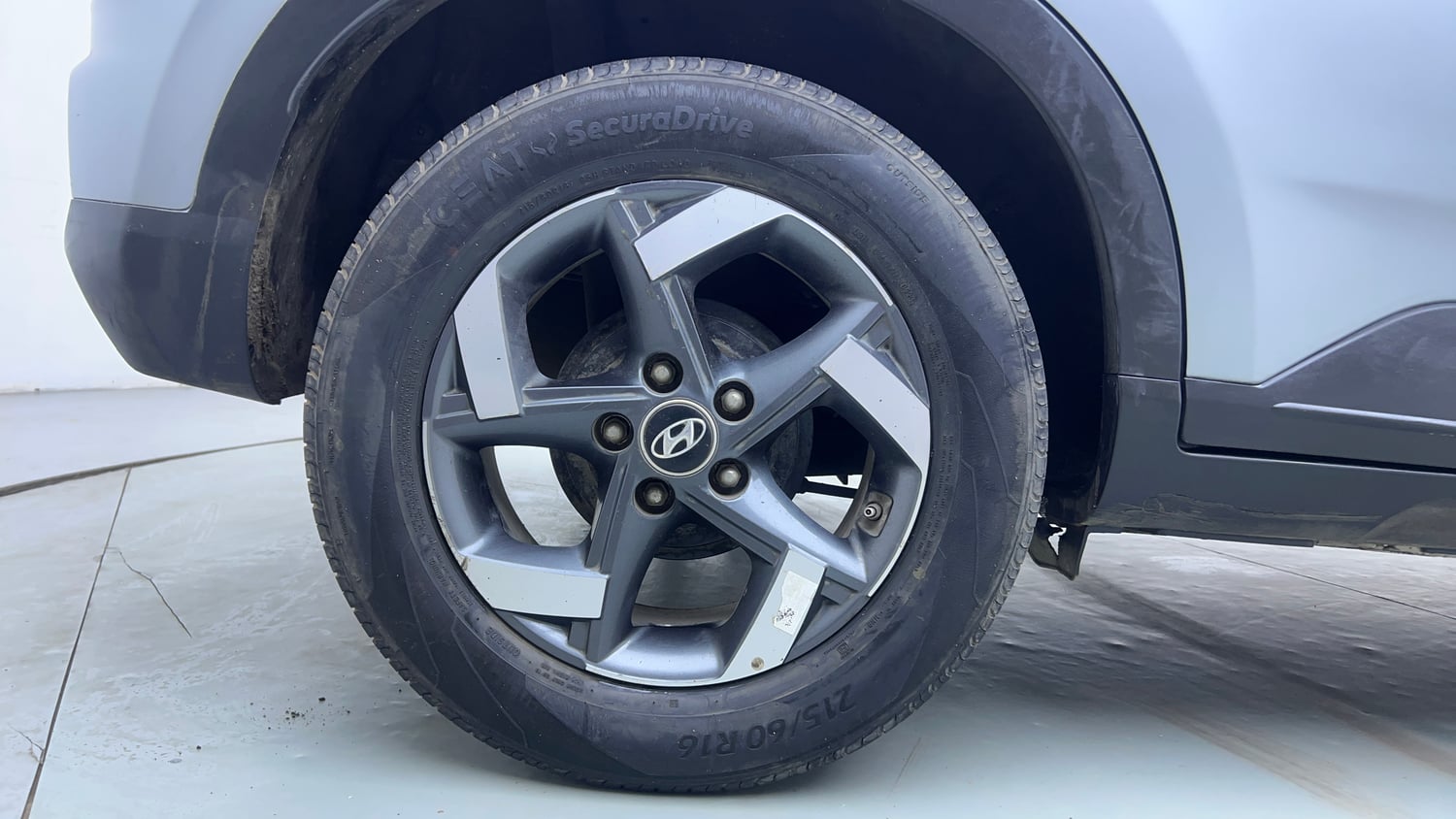 Used 2021 Hyundai Venue SX Plus 1.0 Turbo DCT Petrol Automatic tyres RIGHT REAR TYRE RIM VIEW