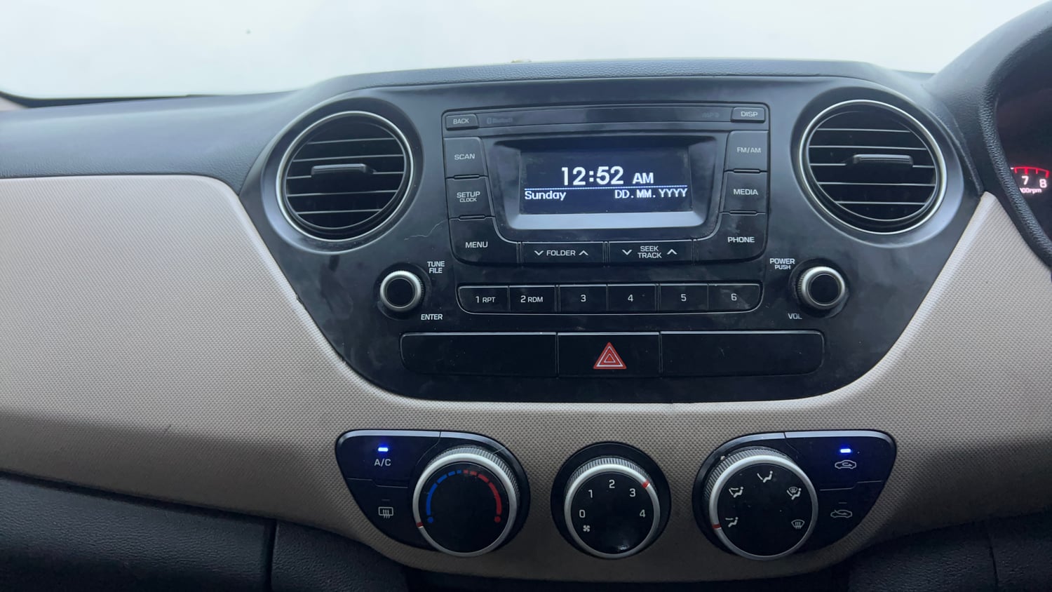 Used 2017 Hyundai Grand i10 Asta AT 1.2 Kappa VTVT (O) Petrol Automatic interior MUSIC SYSTEM & AC CONTROL VIEW